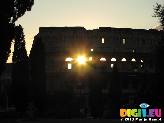 SX30785 Sunset behind Colosseum